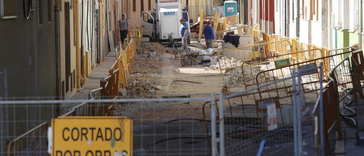 Una imagen de las obras que se desarrollan en el carrer la Pau de Sagunt. | DANIEL TORTAJADA