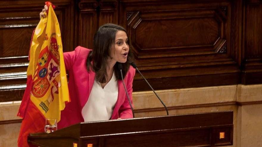 La portavoz de Ciudadanos, Inés Arrimadas, con una bandera en la tribuna del Parlament. // Efe