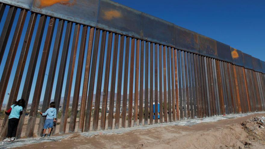 Niños juegan en la frontera de Ciudad Juárez con EEUU.