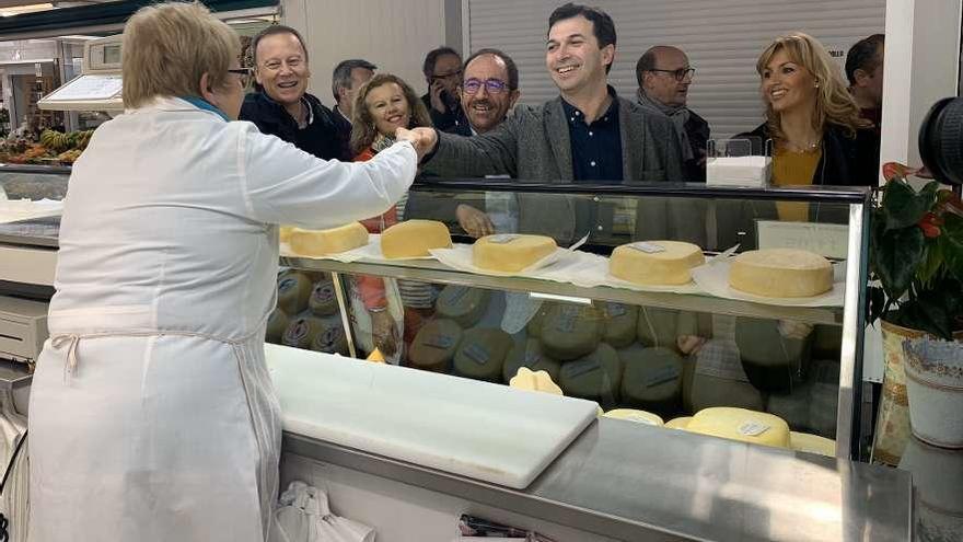 Gonzalo Caballero saluda a una vendedora de un mercado de Ourense, ayer. // FdV