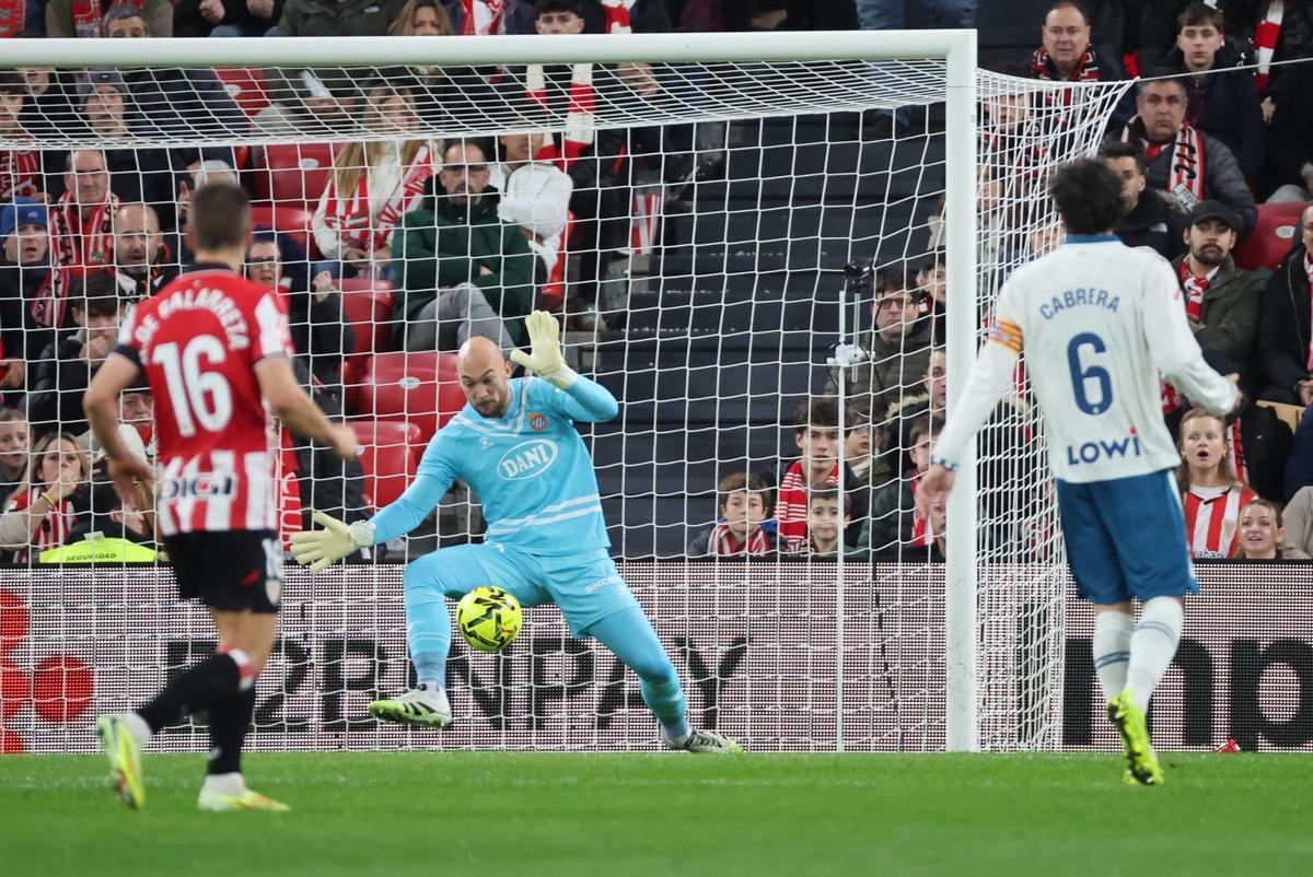 Dmitrovic volvió a ser clave en la victoria en San Mamés