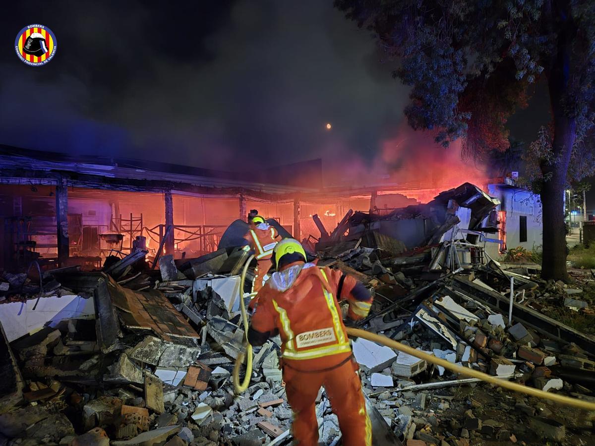 Los bomberos, esta madrugada, durante los trabajos de extinción del incendio.