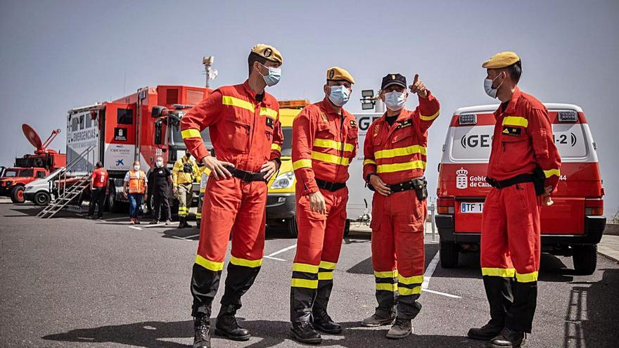 Labores para extinguir el fuego declarado en Arico.