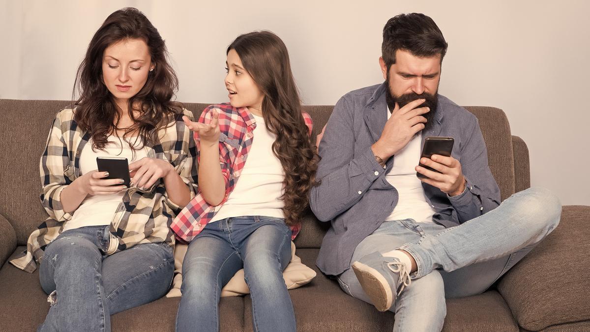 Familia mirando sus móviles.