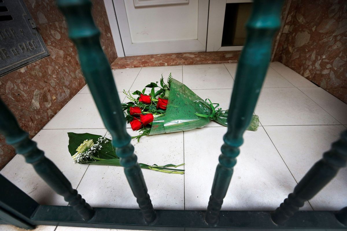 Un ramo de rosas ha sido depositado en la entrada de la vivienda de la mujer asesinada por su pareja.