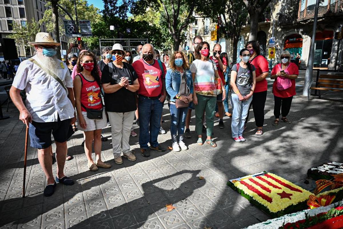 La ANC hace su ofrenda ante el monumento a Rafael Casanova.