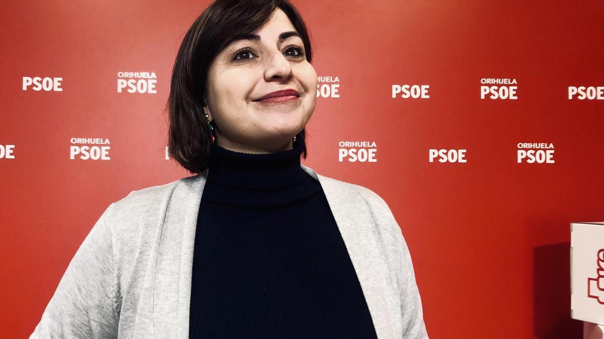 La edil María García defiende este miércoles la moción del PSOE sobre la exención de tasas a los mercadillos