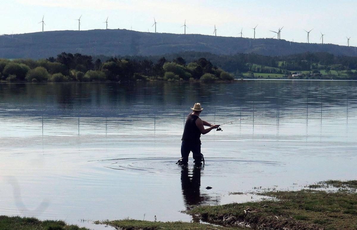 Pescador en el embalse de A Fervenza.