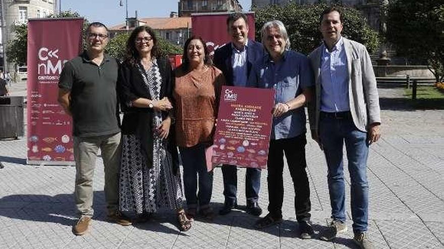 O conselleiro de Cultura, Román Rodríguez (centro), acompañado do director da Agadic, Jacobo Sutil (der.), na presentación. // E. Moldes