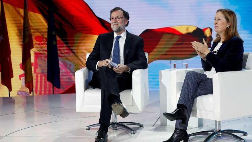 Mariano Rajoy y Ana Pastor, en la Convención Nacional del Partido Popular, ayer en Madrid. // Efe