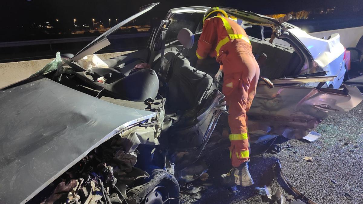 Los bomberos rescatan a las víctimas del choque en la A-7.