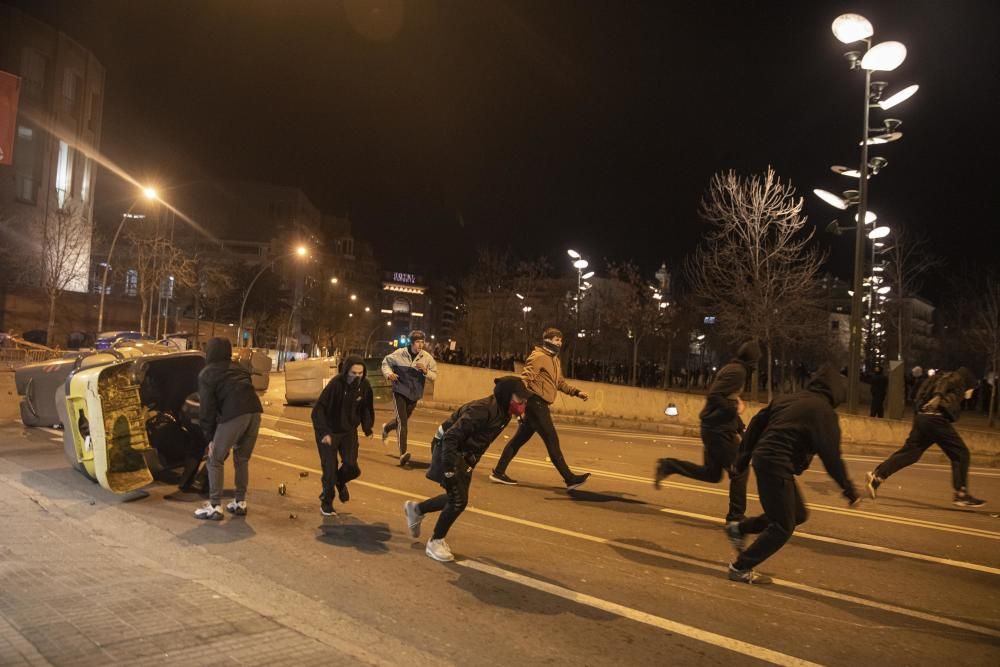 Grups incontrolats provoquen destrosses a Girona