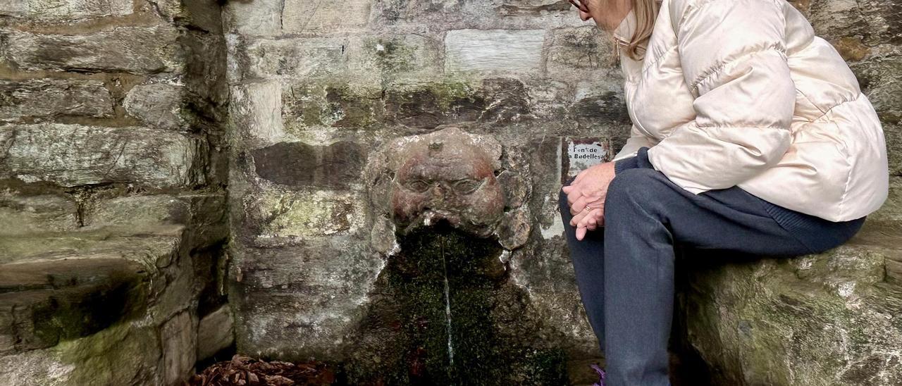 La fuente de la Budellera, el pasado viernes, con un tímido pero persistente chorro de agua