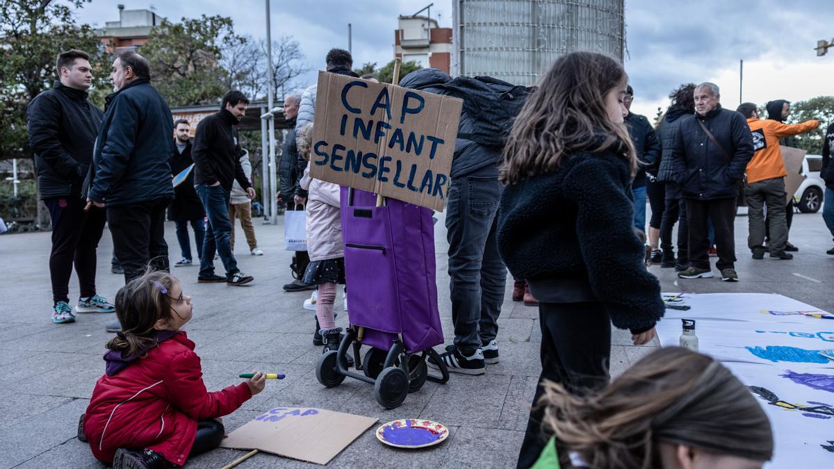 Familias de una escuela de Santa Coloma se manifiestan contra el desahucio de un compañero en 2023.