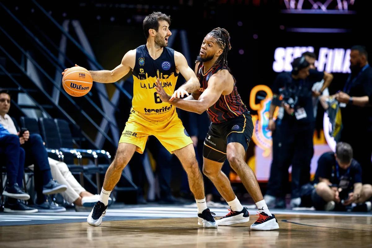 Bruno Fitipaldo dirige un ataque durante el duelo frente al Galatasaray.