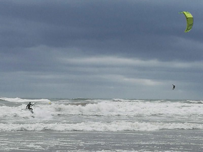 Olas de 2,5 metros invaden la playa de la Malvarrosa