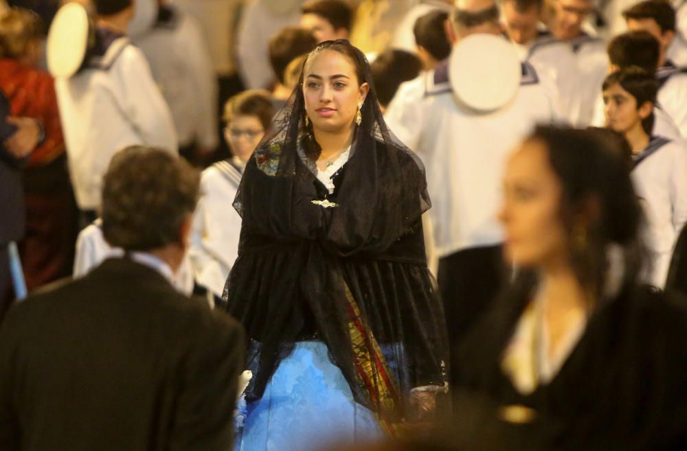 Varios momentos de la procesión de ayer en honor a la Verge del Sofratge que recorrió las calles del centro llenas de gente.