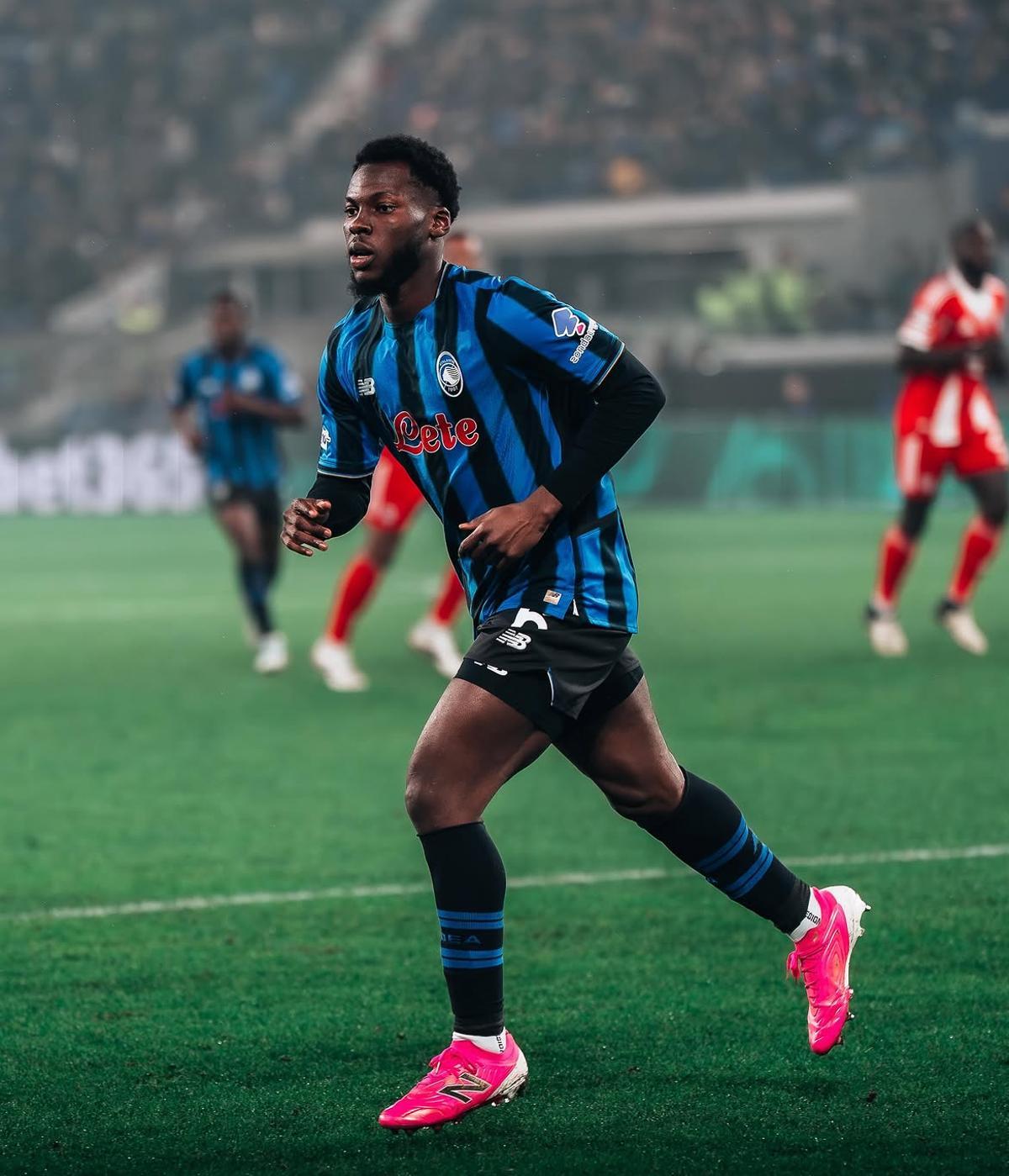 Yunus Musah en un partido de UEFA Champions League con el Atalanta