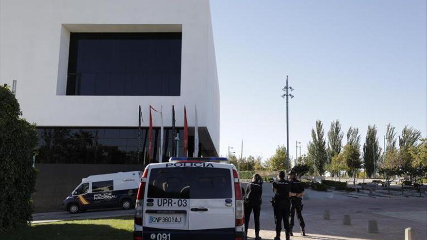 Agentes de la Policía Nacional en las inmediaciones de la discoteca Supernova en una foto de archivo.