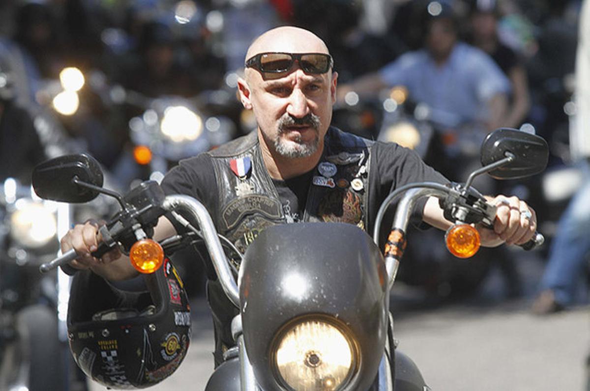 Els amants de les motocicletes Harley Davidson es reuneixen a Madrid, per fer un recorregut anual per l’avinguda de la Castellana fins a la Puerta de Alcalá, en què exhibeixen les seves motos clàssiques americanes.