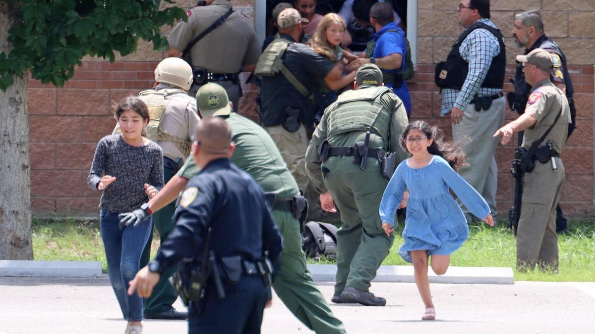 Varios niños salen corriendo de la escuela de primaria Robb de Uvalde, Texas, el día del ataque en el que murieron asesinados 19 niños y dos profesoras.