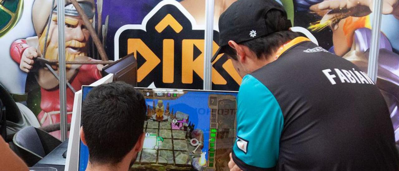 Un jugador prueba la versión del videojuego «Dîrok». | Cedida