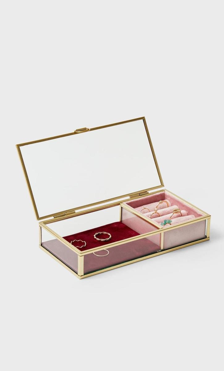 Caja joyero velvet de Stradivarius. (Precio: 15,99 euros)