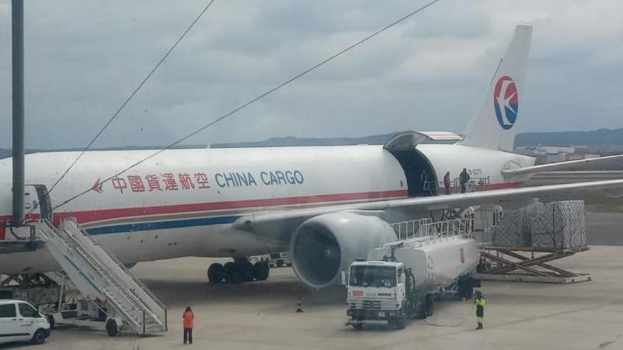 Llega el primer avión de China con material sanitario para la Comunidad y el Consell fletará más