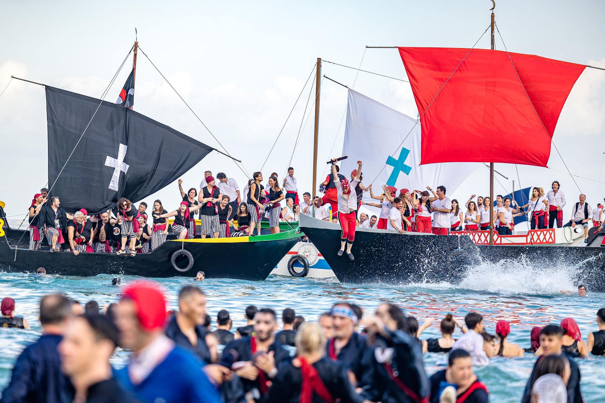 Fiestas de La Vila. Así ha sido el Alijo y la Embajada Contrabandista en la Playa.