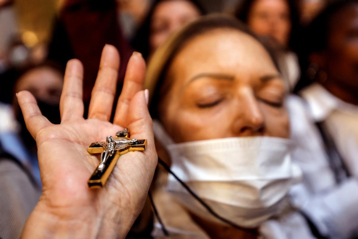 Una devota cristiana asiste a la misa del Domingo de Pascua en la iglesia del Santo Sepulcro en la Ciudad Vieja de Jerusalén.