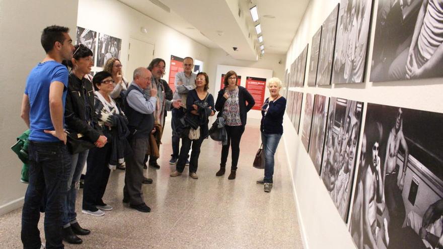 Un moment de la visita a l&#039;exposició.