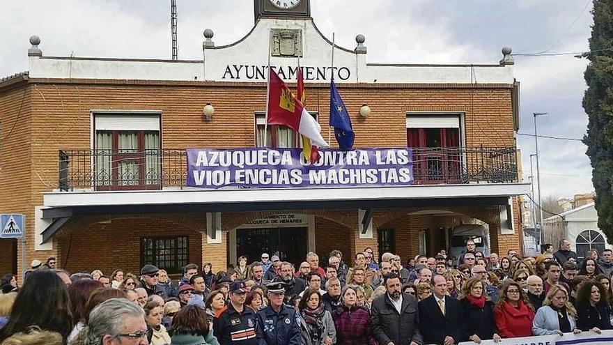 Un momento de la concentración de vecinos y autoridades ayer en Azuqueca.