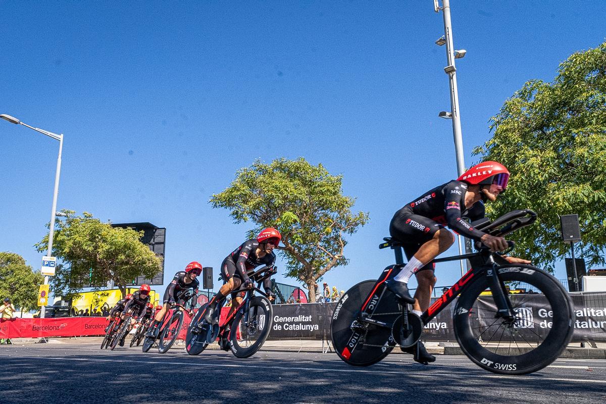 Salida del TUDOR PRO CYCLING TEAM