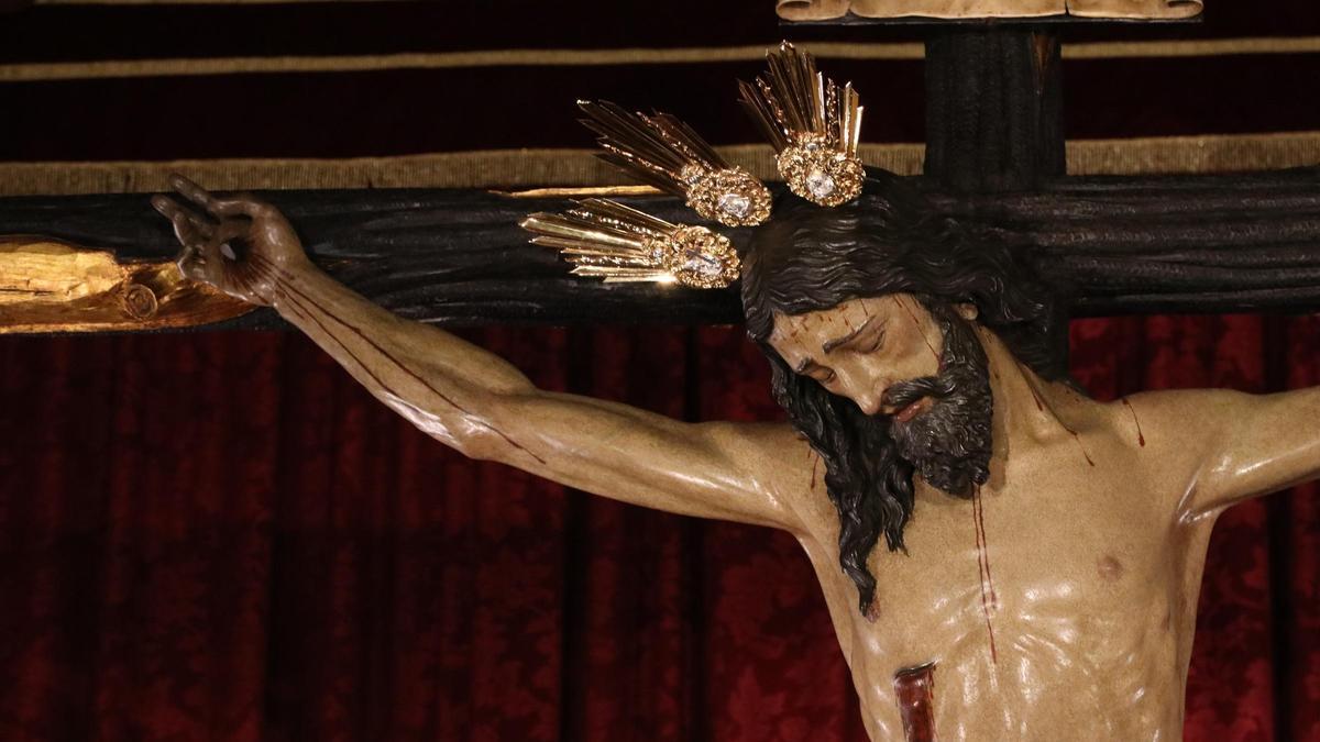 El Cristo de la Vera Cruz celebra el centenario de la llegada a su hermandad de Sanlúcar la Mayor con una procesión extraordinaria.