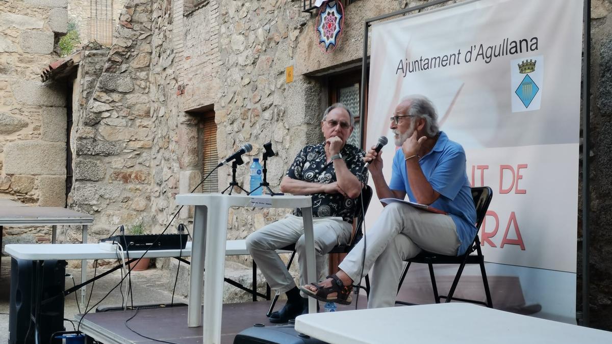 L'escriptor Jordi Coca i l'historiador de l'art Enric Tubert, al Punt de Lectura d'Agullana