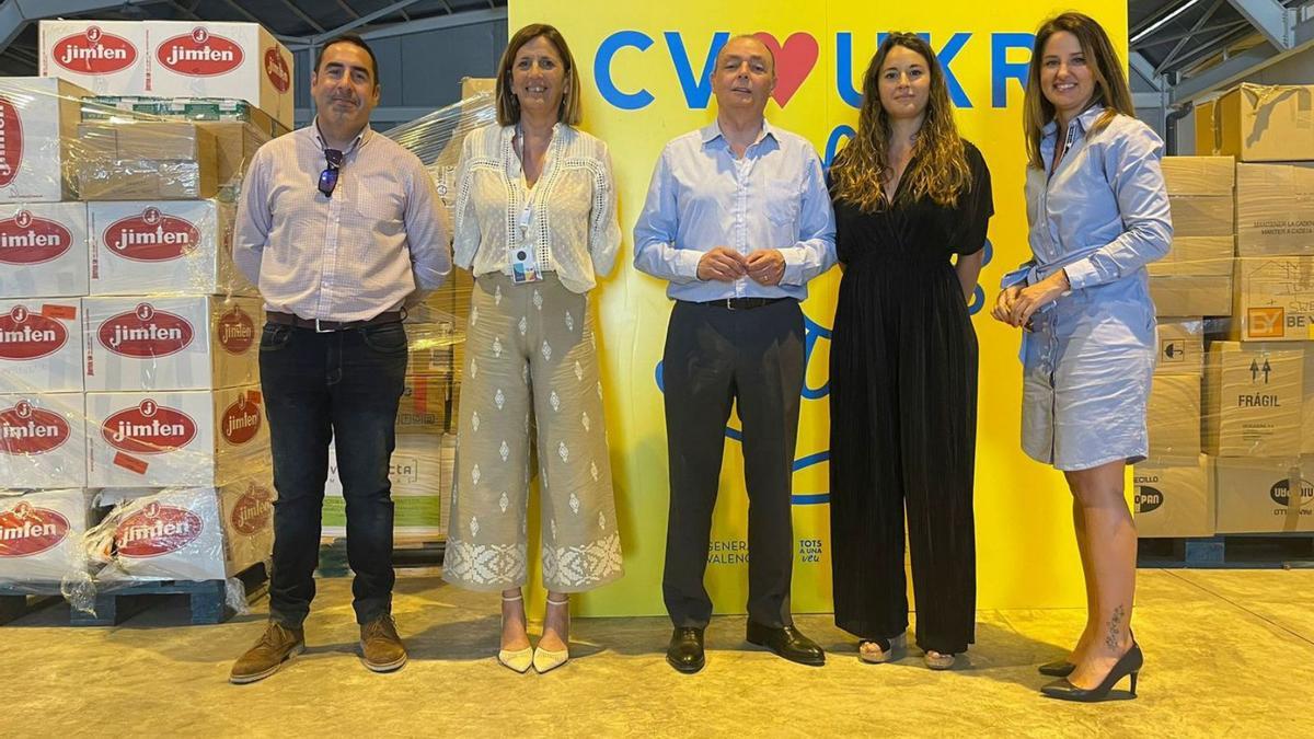 El presidente de la CEV, Salvador Navarro, junto a Zulima Pérez, en el centro logístico de Alicante. | LEVANTE-EMV