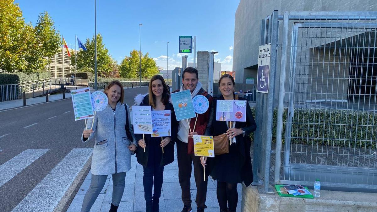 El grupo de interinos que se reunió ayer con la consejera de Educación.