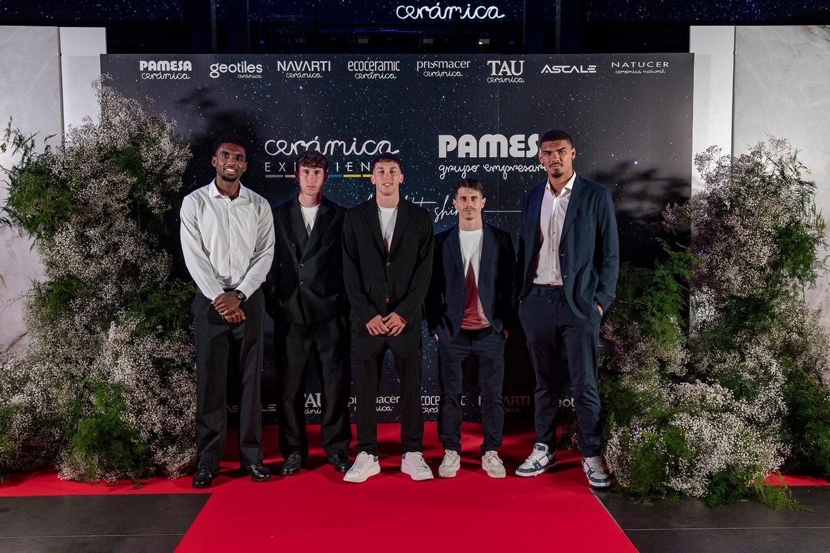 La plantilla del Villarreal CF, en el Roig Arena.