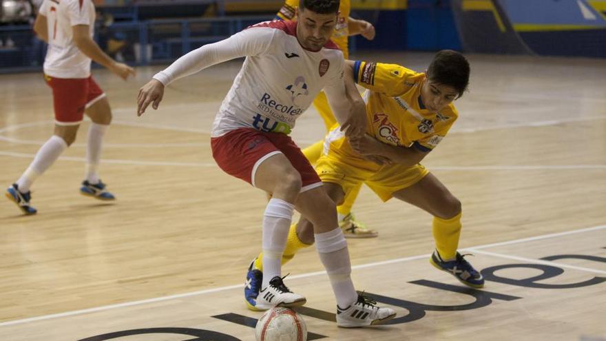 David Novoa defiende a un jugador del FS Zamora durante el derbi disputado esta temporada en el Ángel Nieto.