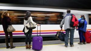 Barcelona 26/02/2016 Sociedad Economia Huelga ferroviaria, que afecta a los trenen de Rodalies, Regionals, AVE y Larga Distancia. En la foto ambiente de bastanta normalidad en la estación de Sants, donde funcionan 66 de los  servicios mínimos . FOTO de RICARD CUGAT