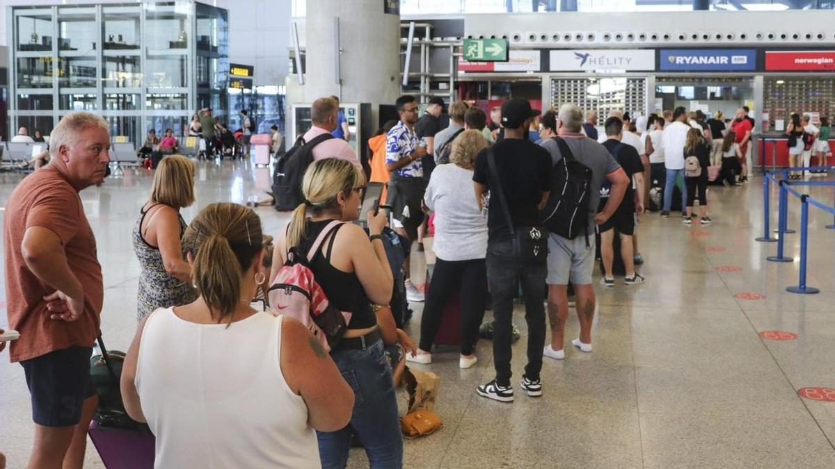 Largas colas ante el mostrador de Ryanair este domingo en el Aeropuerto de Málaga-Costa del Sol, durante la tercera jornada de huelga de los tripulantes de cabina