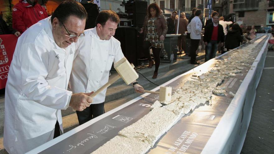 J. E. Garrigós, con Ferran Adrià, en una exhibición turronera.