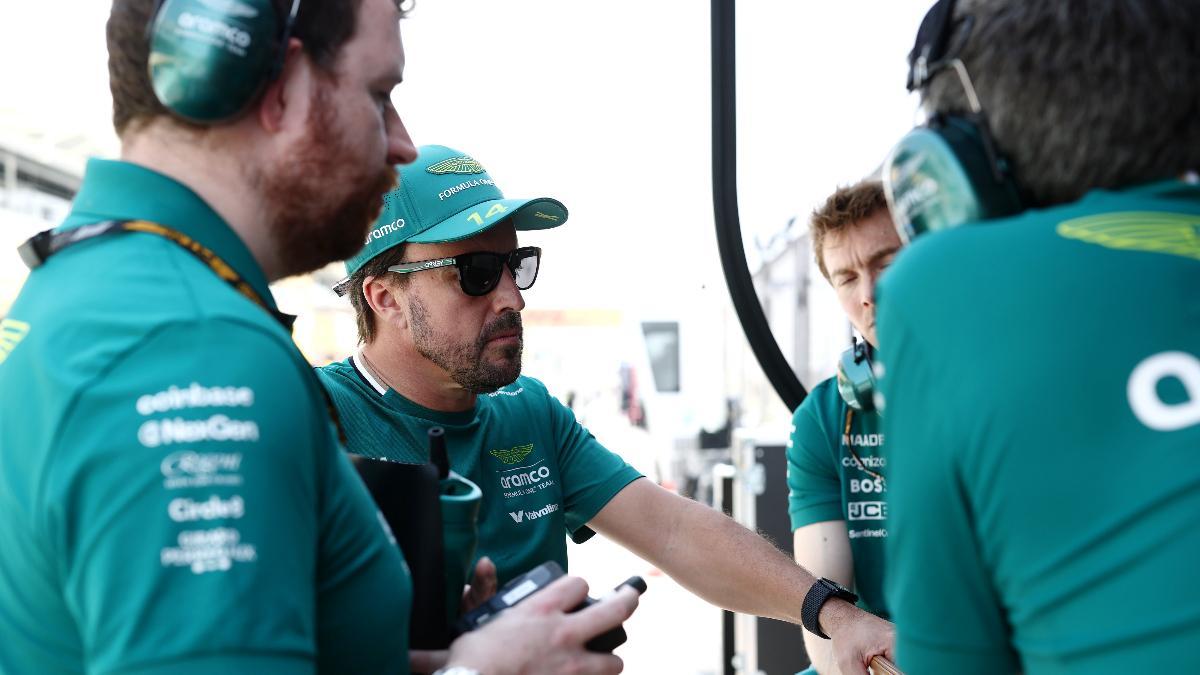 Alonso, con su equipo en Bahrein