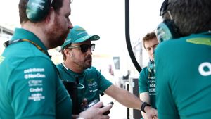 Alonso, con su equipo en Bahrein
