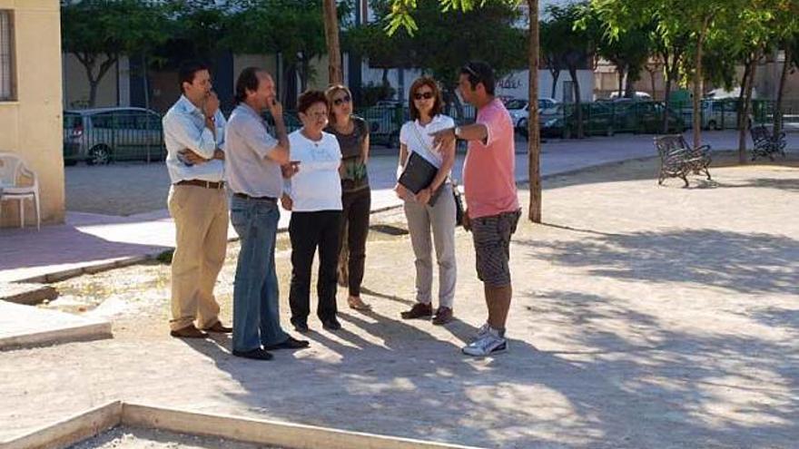 La alcaldesa se reúne con los vecinos en Santa Isabel.