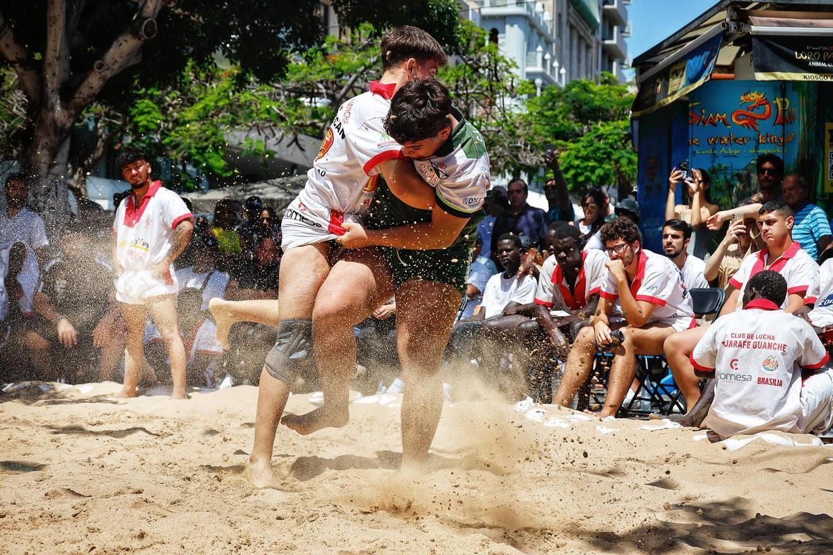 Dos jóvenes practican lucha canaria.