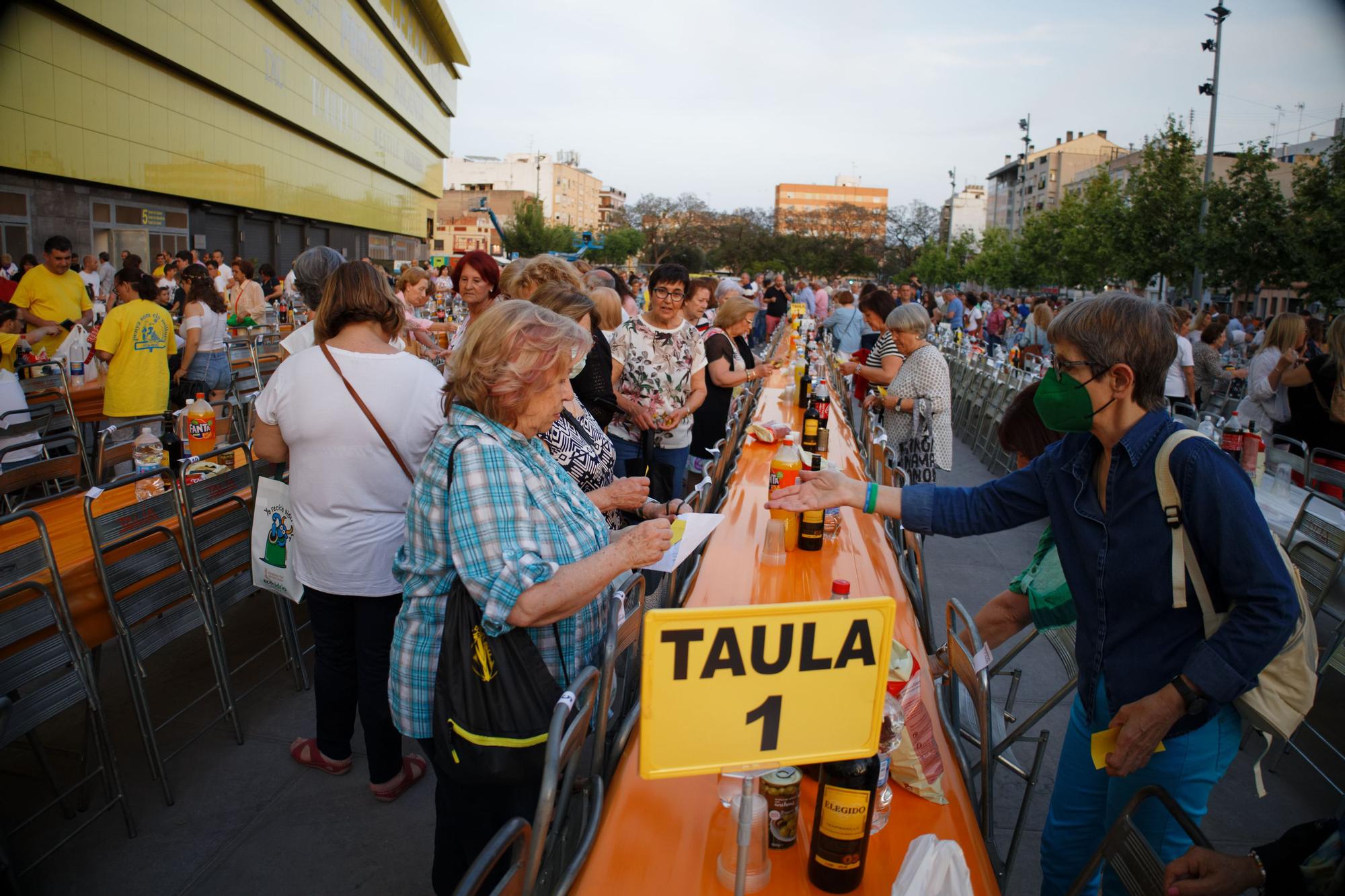 El abarrotado 'sopar de germanos per a veïns' de Vila-real, en imágenes