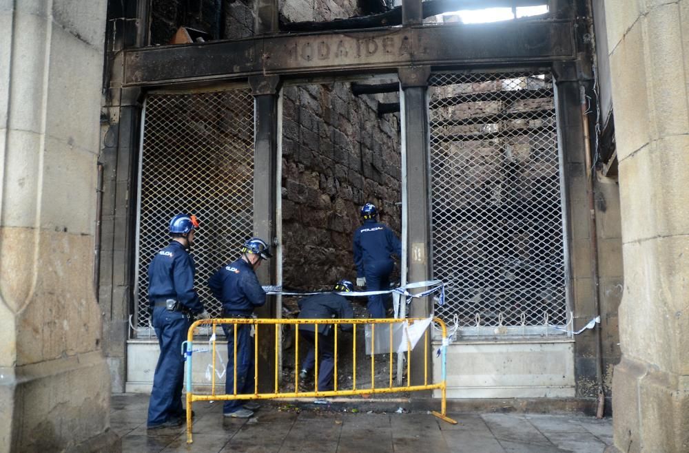 La policía inspecciona el edificio calcinado en Pontevedra en busca del origen del fuego