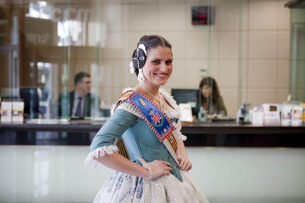 Rut Sánchez quiso hacerse la foto en el puesto de trabajo. Por una vez fue ella la que apareció al otro lado de la entidad bancaria, donde llegó para actualizar su galería de fotos.