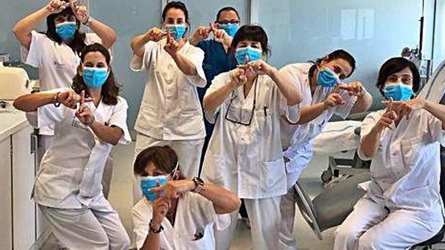 Los profesionales del hospital Can Misses se suman al reto con una fotografía.